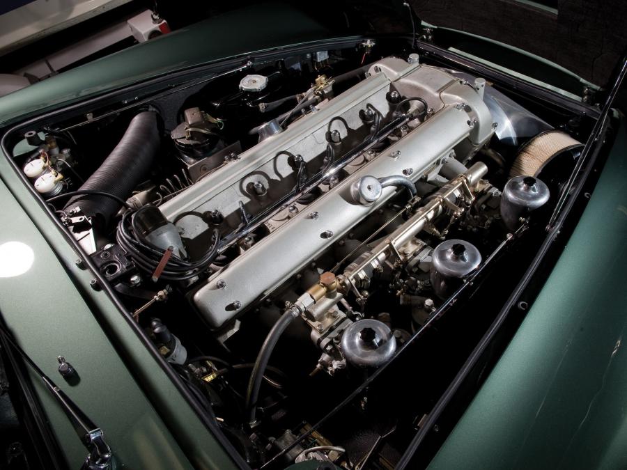 Моторный отсек Aston Martin DB5 1963 года  (фото 2 из 37)